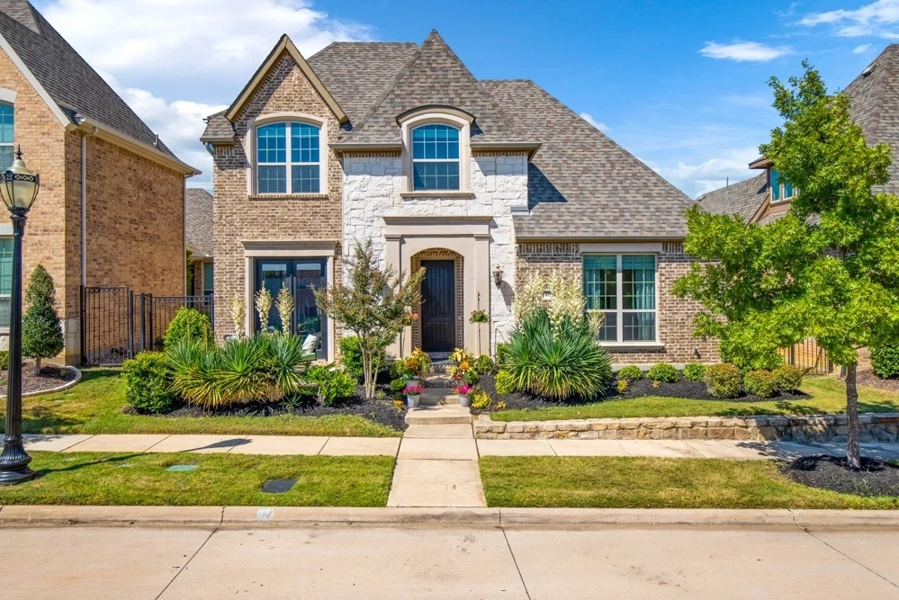 Външен изглед на модерна къща от тухли с морава