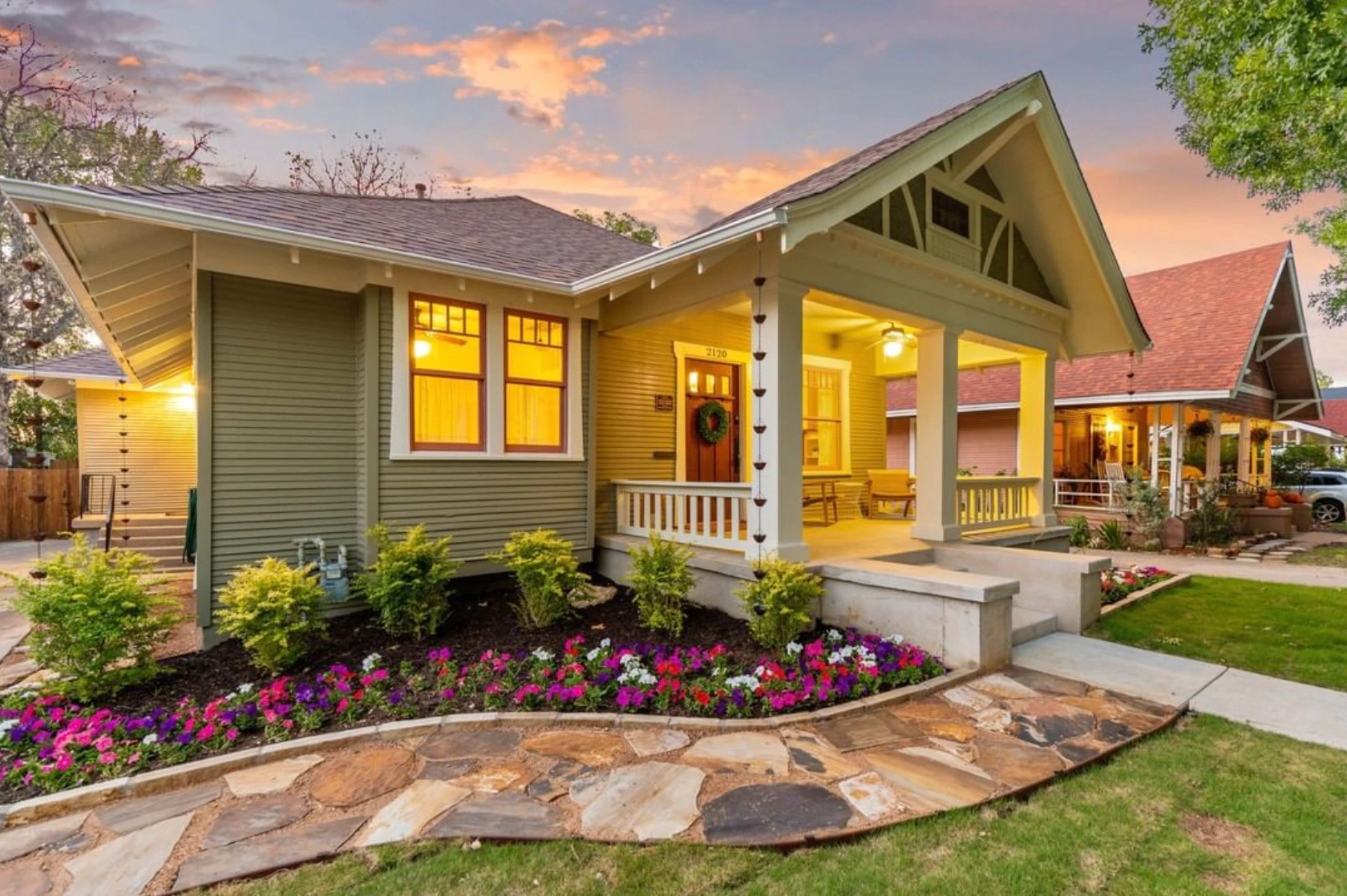 Дом, сниман при здрач с включени светлини