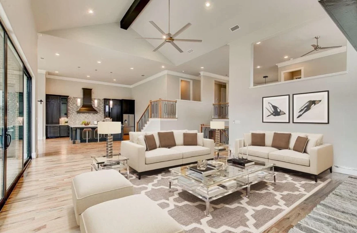 Вътрешна снимка на модерен хол, използвана в видео продукция