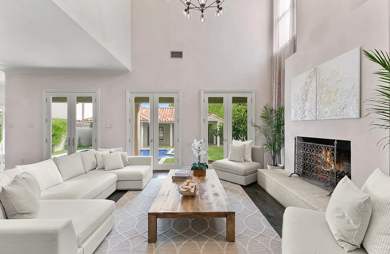 Ярко вътрешно жилищно пространство с трапезария и кухня