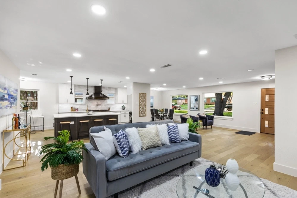 Вътрешен изглед на хол с зелени растения и естествена светлина