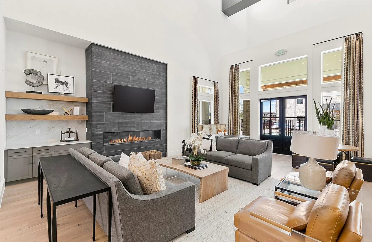 Всекидневна в неутрални тонове с телевизор и място за сядане