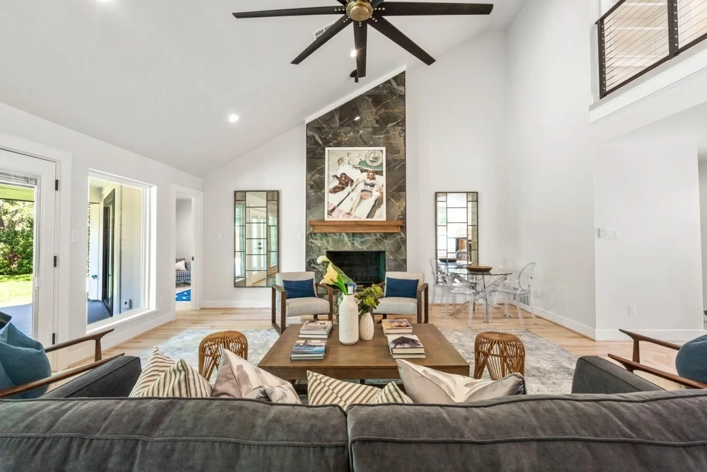 Просторно открито помещение с бял декор