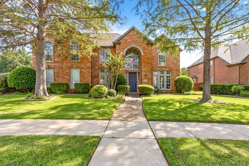 Червена тухлена фасада на жилищен имот