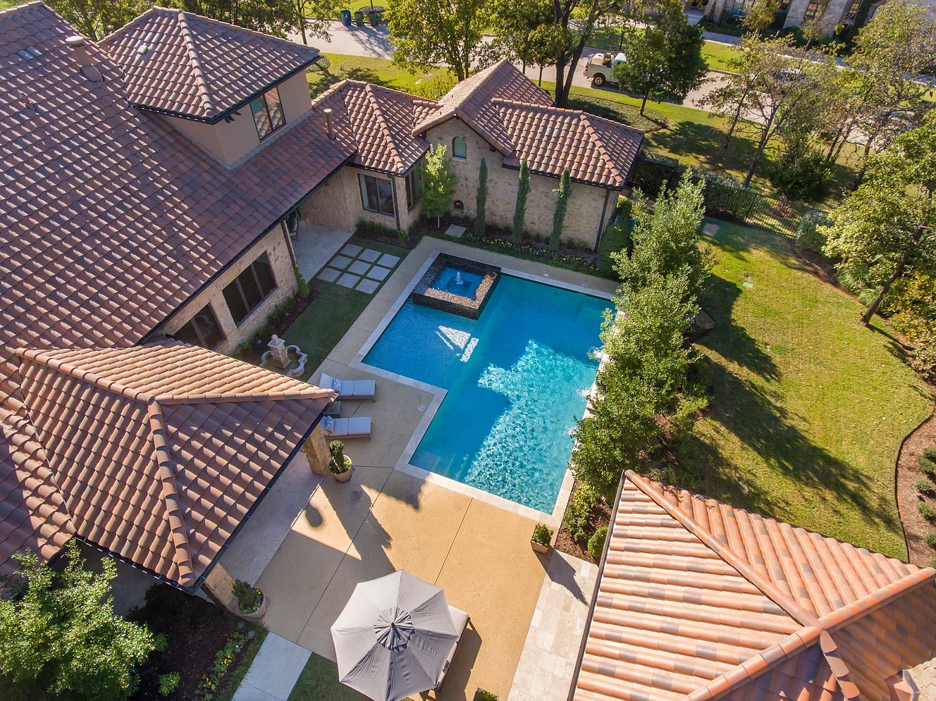 Въздушен изглед на задния двор с басейн и веранда