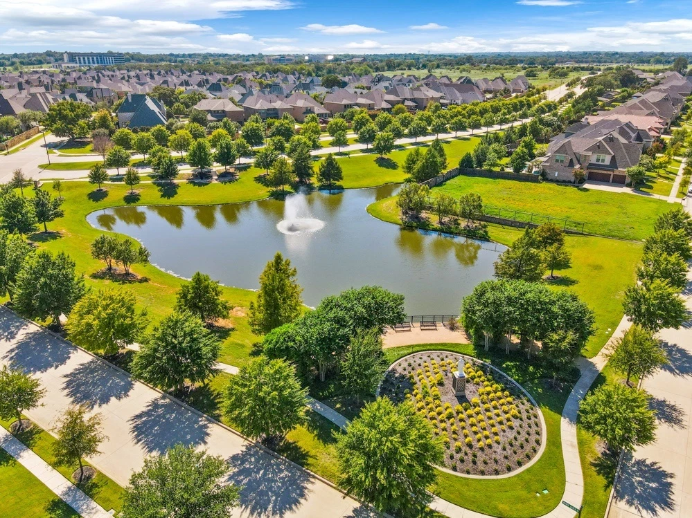 Снимка с дрон на кръгъл вход и озеленена градина