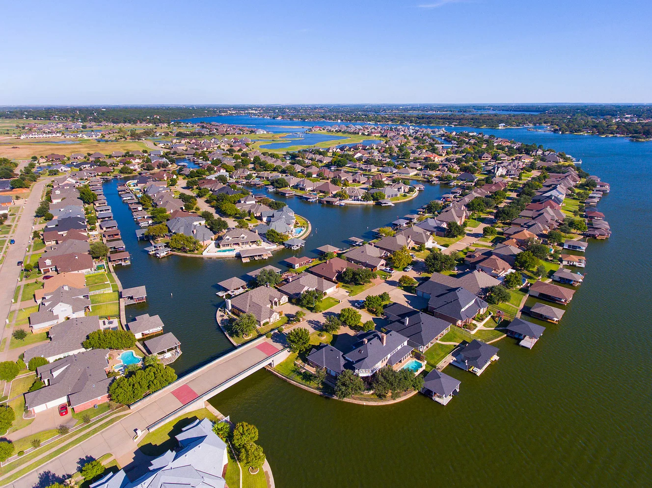 Гледка отгоре на крайбрежна жилищна общност