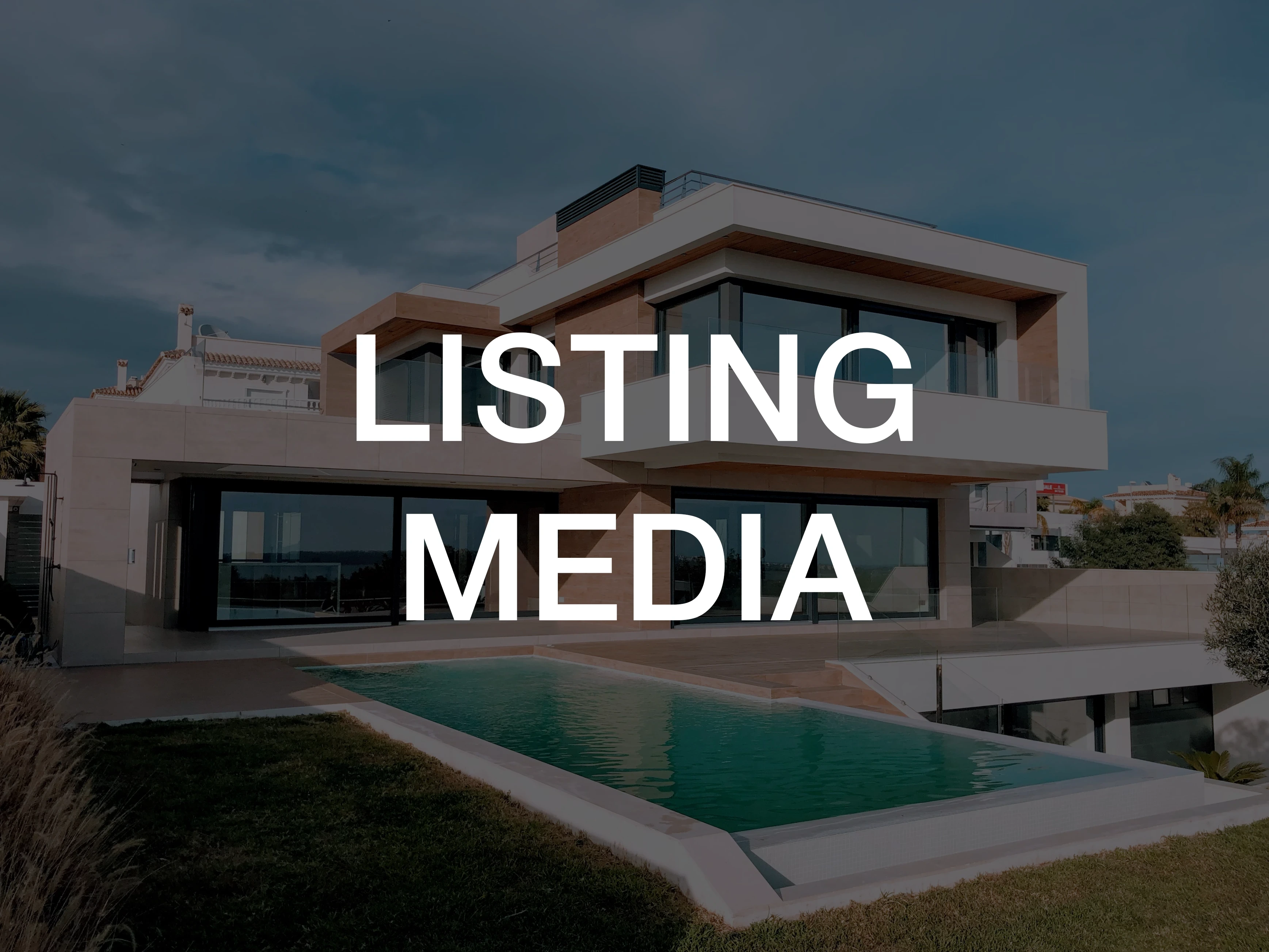 Модерен луксозен дом с басейн, демонстриращ медийни услуги за недвижими имоти